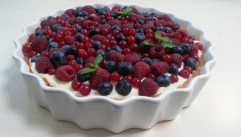 Tarta z kremem z białej czekolady i owocami